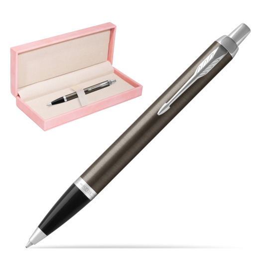 Długopis Parker IM Dark Espresso CT w różowym pudełku zamszowym