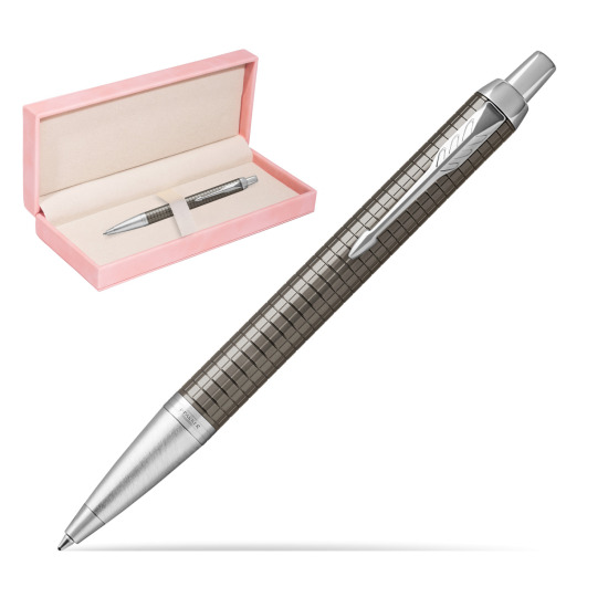 Długopis Parker IM Premium Dark Espresso CT w różowym pudełku zamszowym