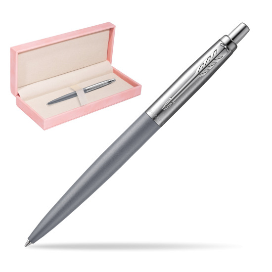 Długopis Parker JOTTER XL ALEXANDRA MATTE GREY w różowym pudełku zamszowym