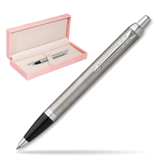 Długopis Parker IM Essential Stainless Steel CT w różowym pudełku zamszowym